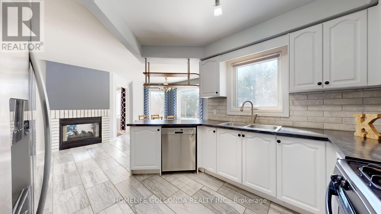 39 Etherington Crescent, Barrie, ON - Indoor Photo Showing Kitchen With Double Sink