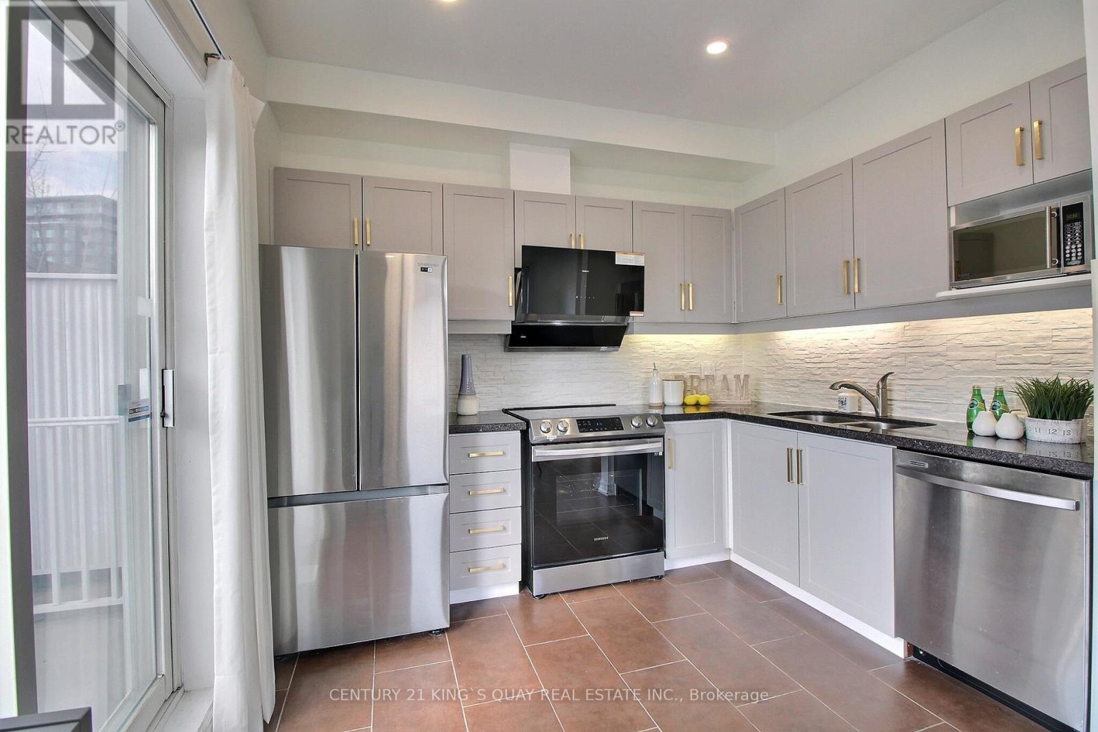 40 Leitchcroft Crescent, Markham, ON - Indoor Photo Showing Kitchen With Double Sink With Upgraded Kitchen