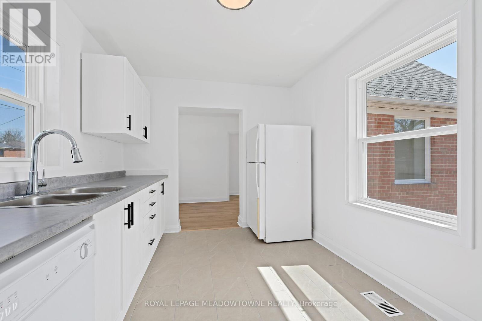 3 Bard Lane, Halton Hills, ON - Indoor Photo Showing Kitchen With Double Sink