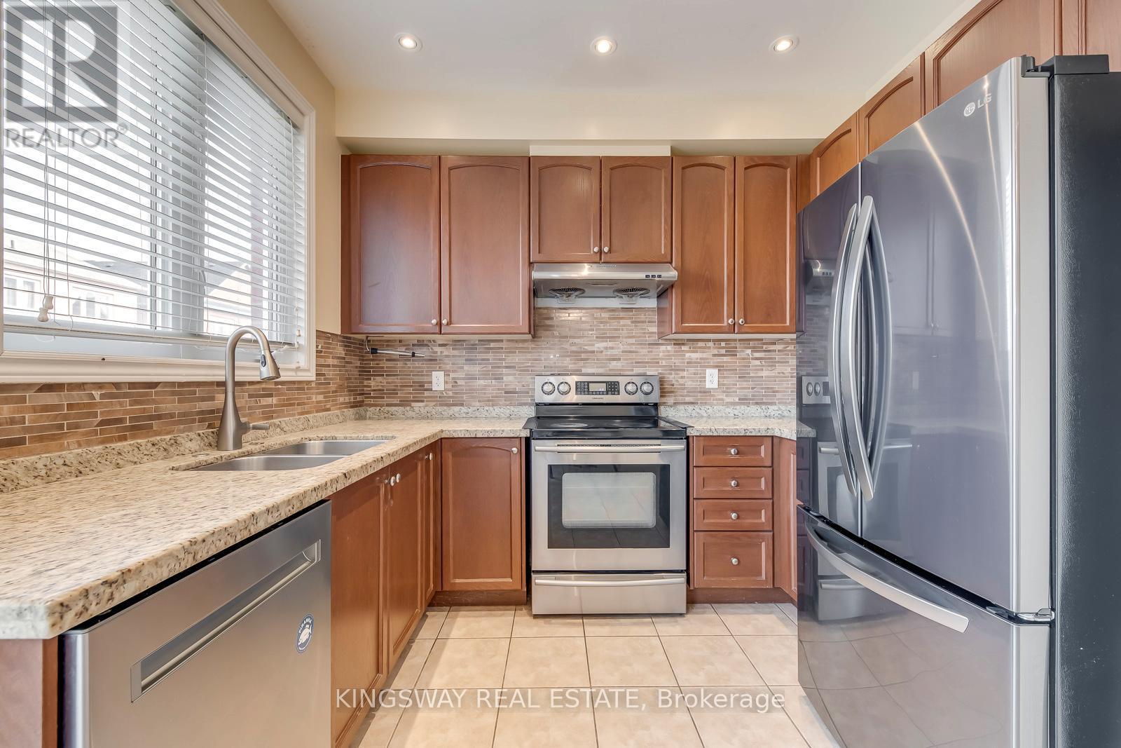 5479 Fudge Terrace, Mississauga, ON - Indoor Photo Showing Kitchen With Double Sink With Upgraded Kitchen