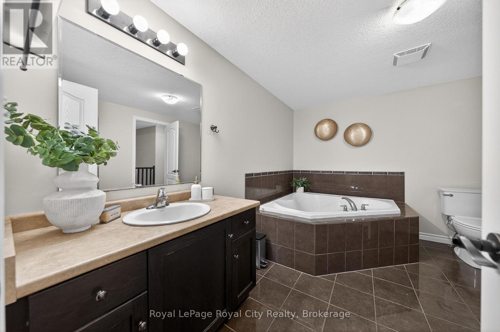 102 Edwards Street, Guelph (Grange Road), ON - Indoor Photo Showing Bathroom