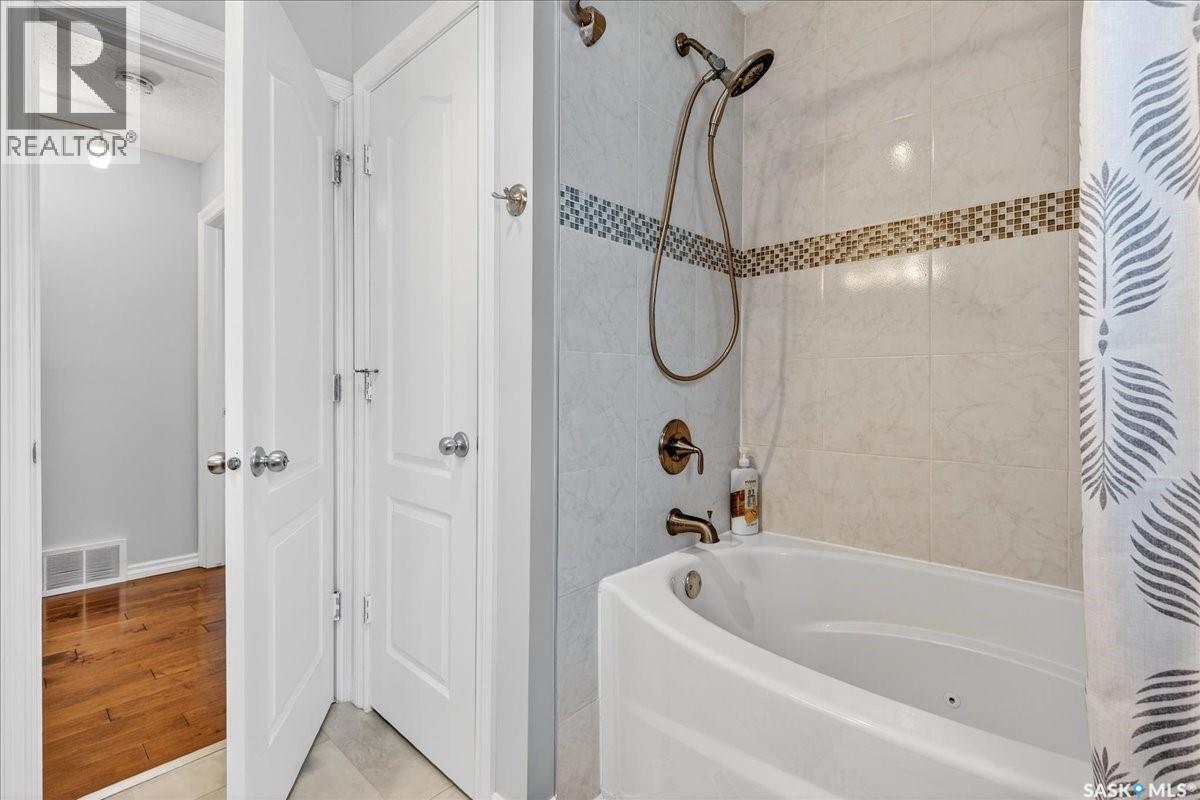 3718 Argyle Road, Regina, SK - Indoor Photo Showing Bathroom