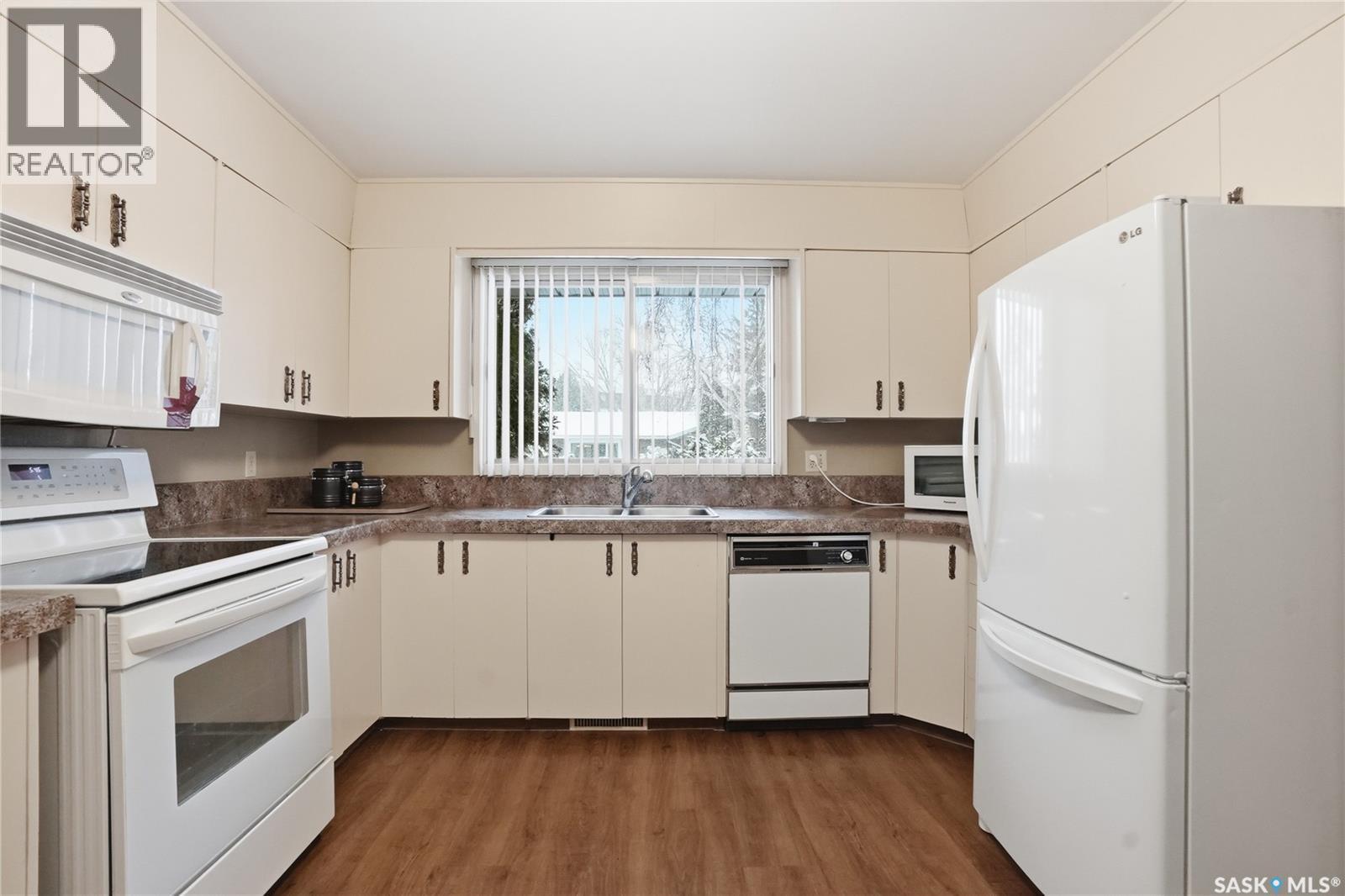 73 Champlin Crescent, Saskatoon, SK - Indoor Photo Showing Kitchen With Double Sink