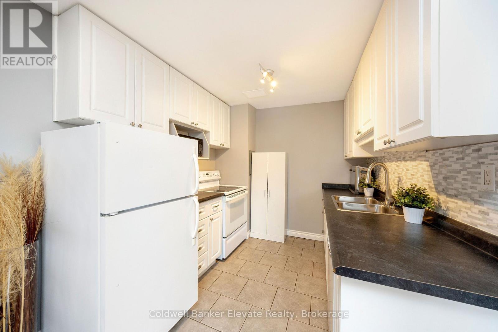 402 - 49 Park Avenue, Halton Hills, ON - Indoor Photo Showing Kitchen With Double Sink