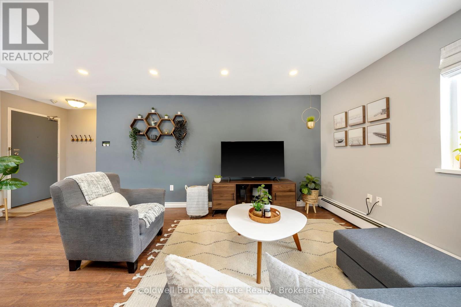 402 - 49 Park Avenue, Halton Hills, ON - Indoor Photo Showing Living Room