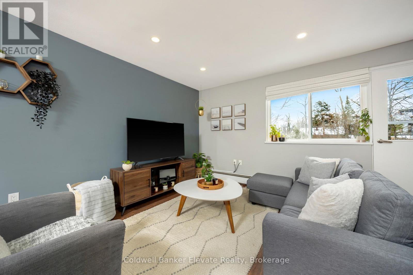 402 - 49 Park Avenue, Halton Hills, ON - Indoor Photo Showing Living Room