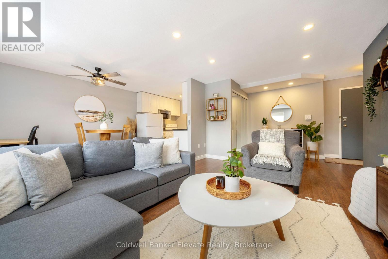 402 - 49 Park Avenue, Halton Hills, ON - Indoor Photo Showing Living Room