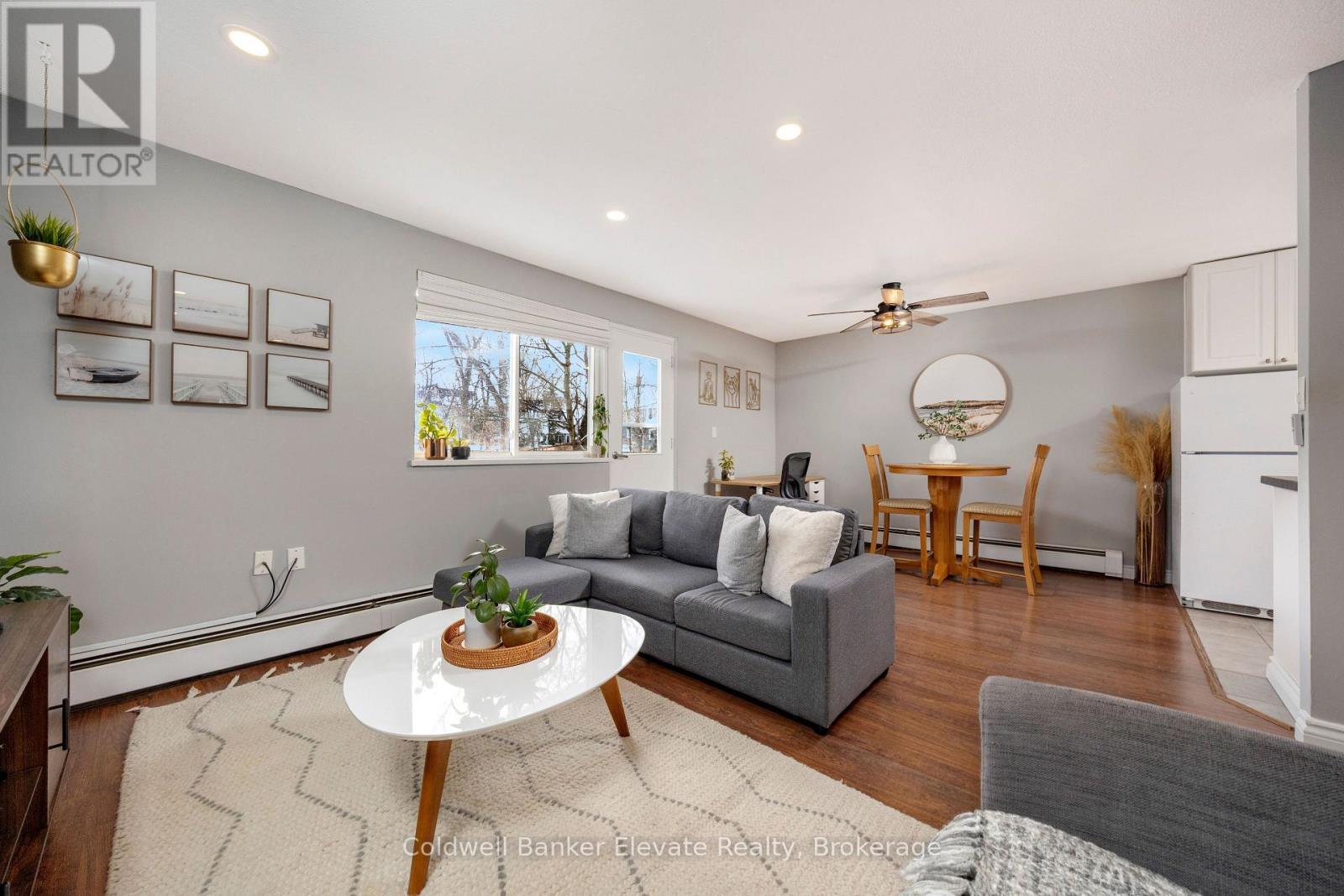 402 - 49 Park Avenue, Halton Hills, ON - Indoor Photo Showing Living Room