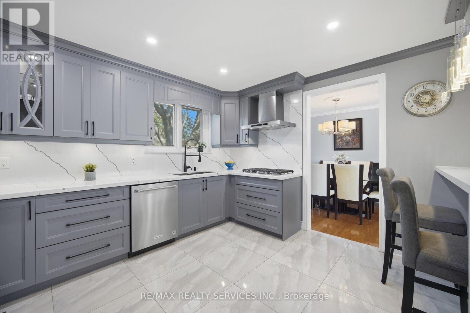 68 Elgin Drive, Brampton, ON - Indoor Photo Showing Kitchen With Upgraded Kitchen