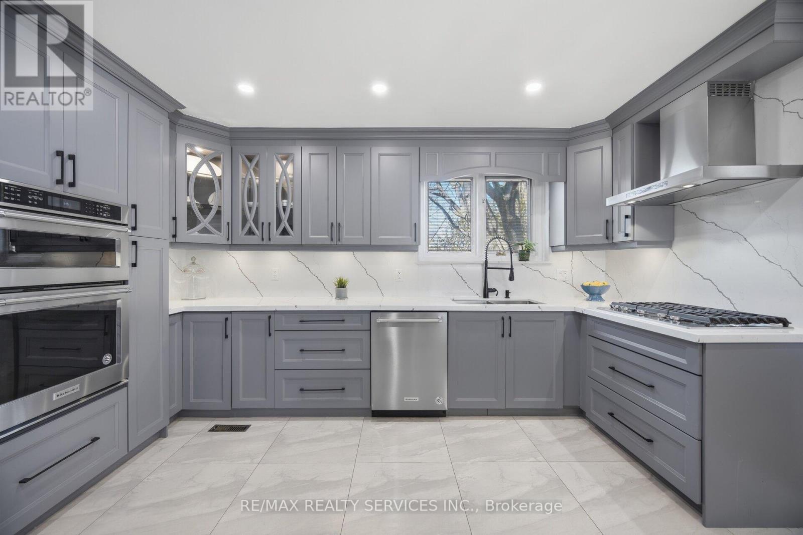 68 Elgin Drive, Brampton, ON - Indoor Photo Showing Kitchen With Upgraded Kitchen