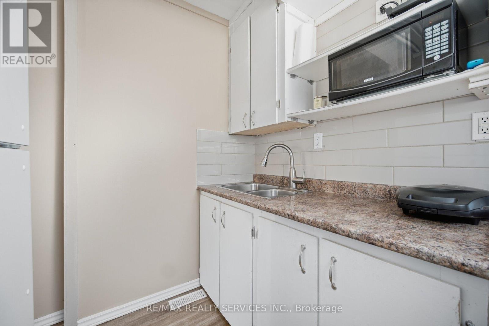 68 Elgin Drive, Brampton, ON - Indoor Photo Showing Kitchen With Double Sink