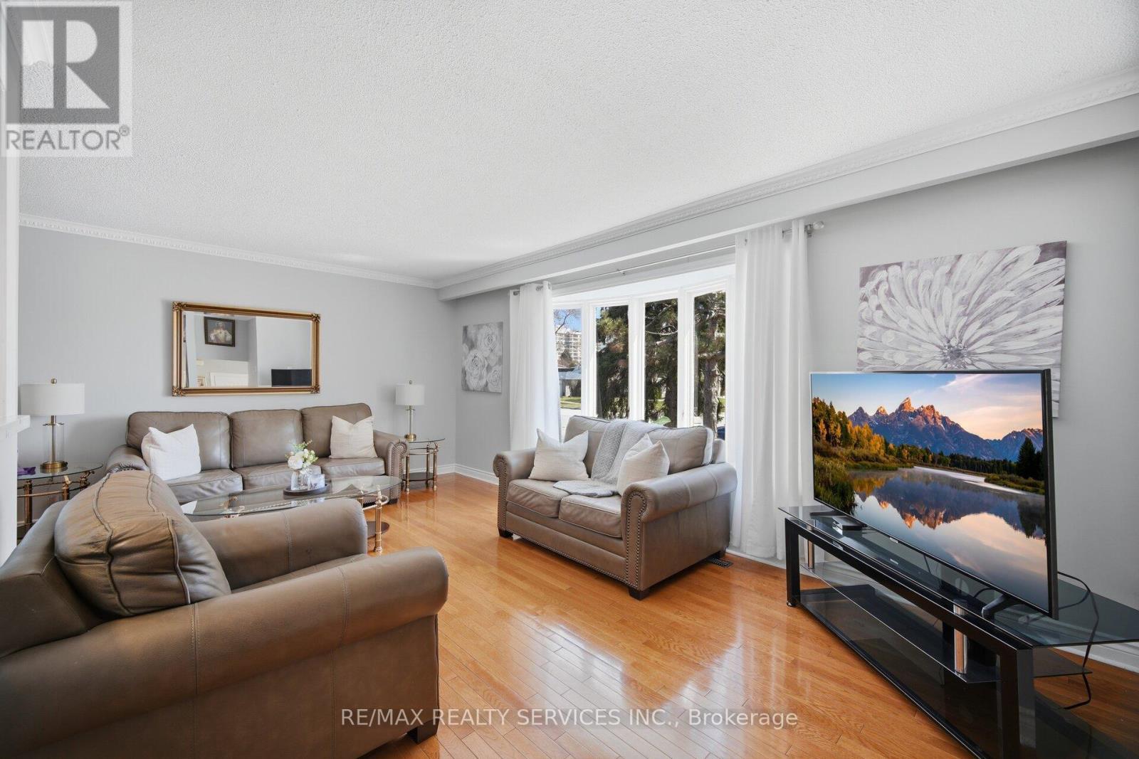 68 Elgin Drive, Brampton, ON - Indoor Photo Showing Living Room