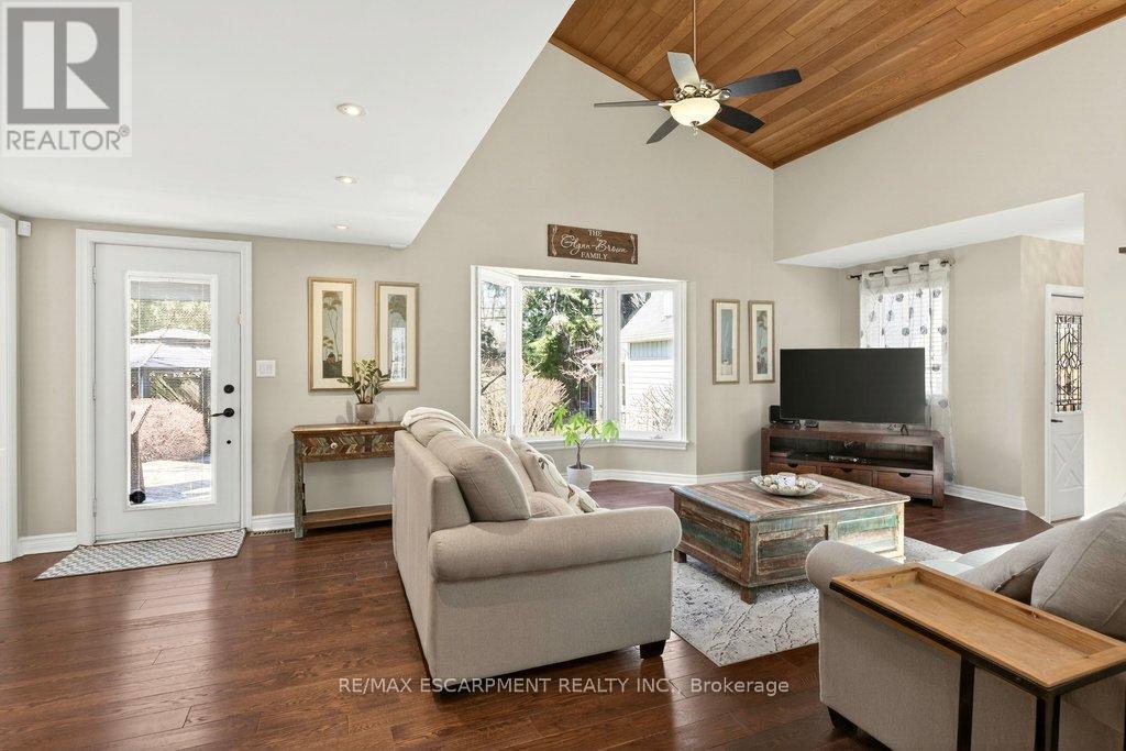 2119 Paisley Avenue, Burlington, ON - Indoor Photo Showing Living Room