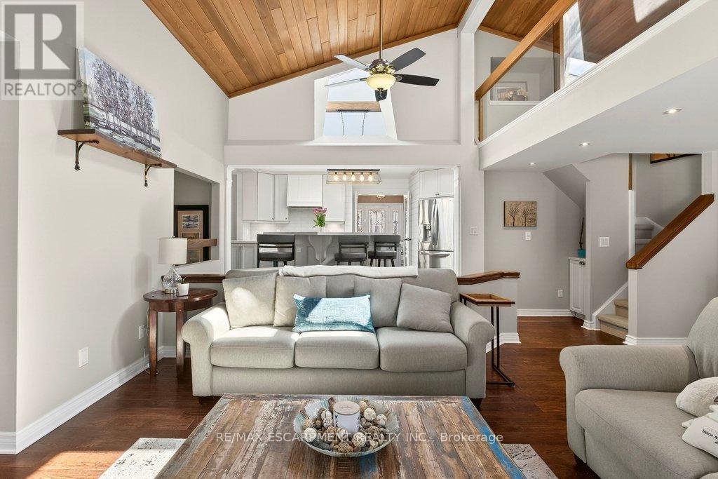 2119 Paisley Avenue, Burlington, ON - Indoor Photo Showing Living Room