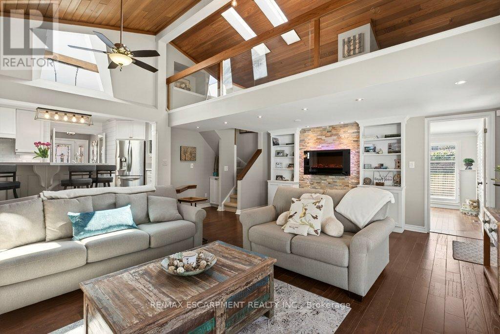 2119 Paisley Avenue, Burlington, ON - Indoor Photo Showing Living Room