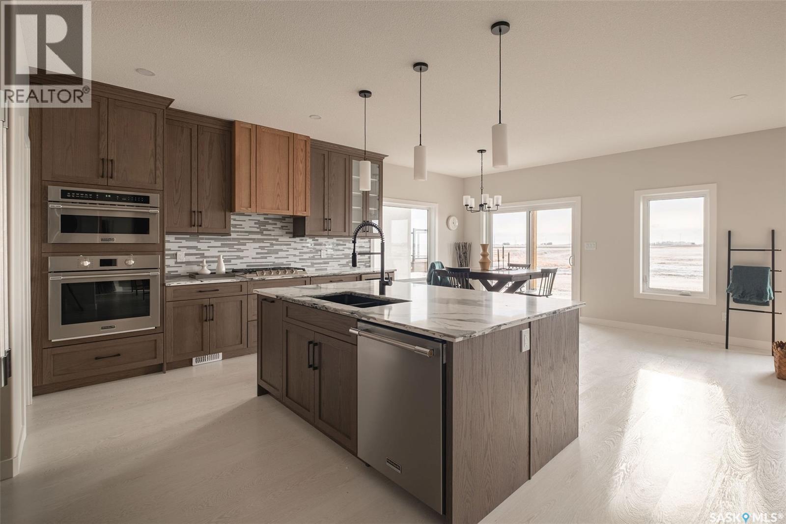 3748 Gee Crescent, Regina, SK - Indoor Photo Showing Kitchen With Upgraded Kitchen