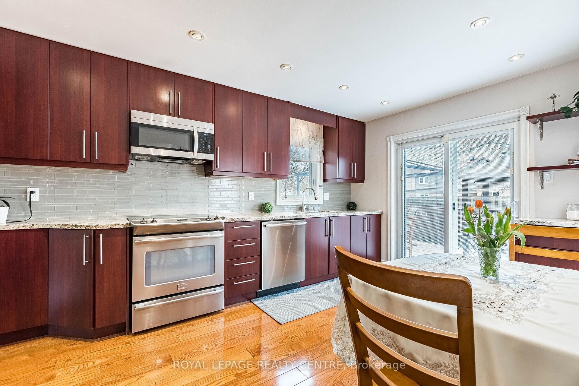 3026 Dalehurst Drive, Mississauga, ON - Indoor Photo Showing Kitchen With Upgraded Kitchen