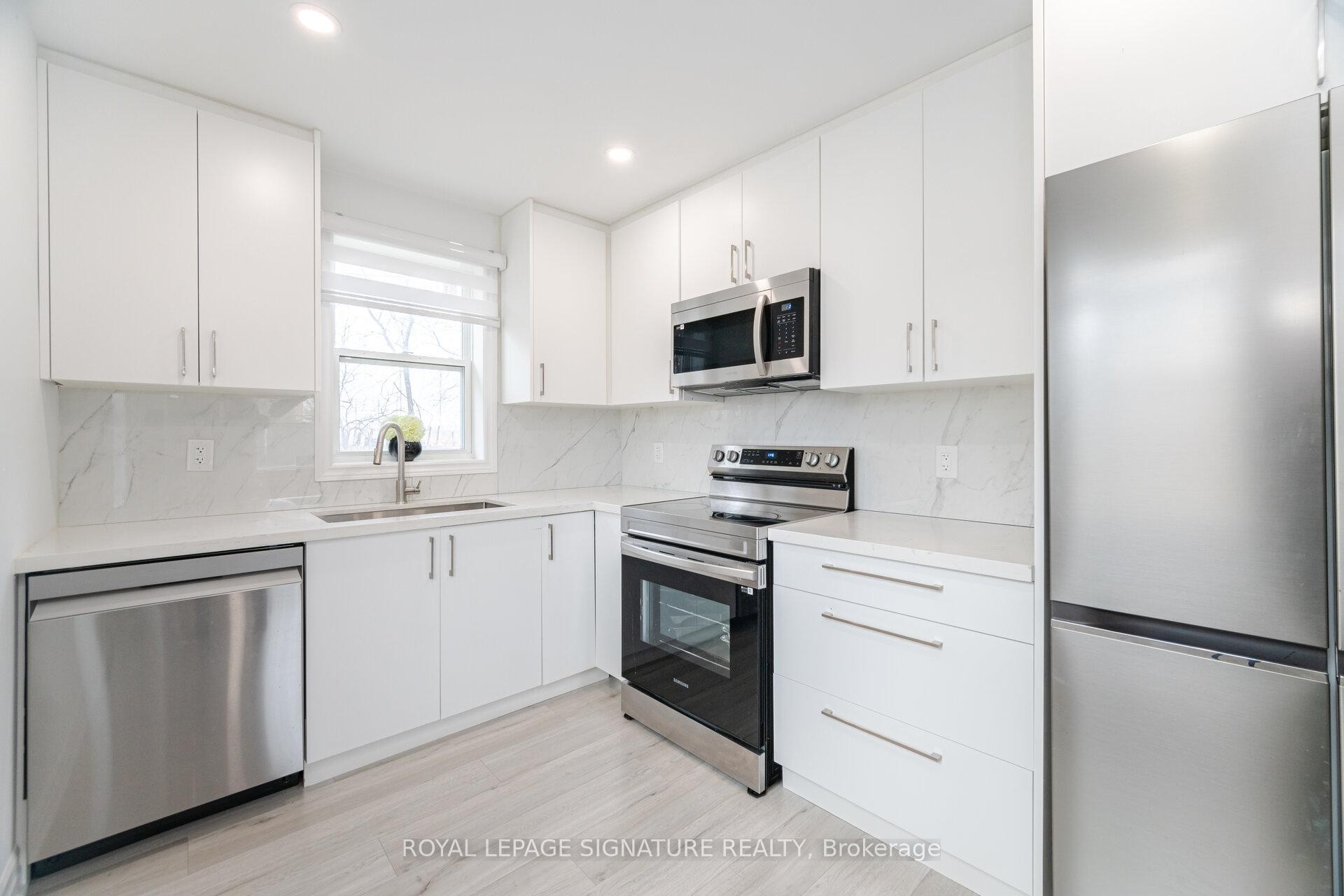 2015 Stanfield Road, Mississauga, ON - Indoor Photo Showing Kitchen With Stainless Steel Kitchen