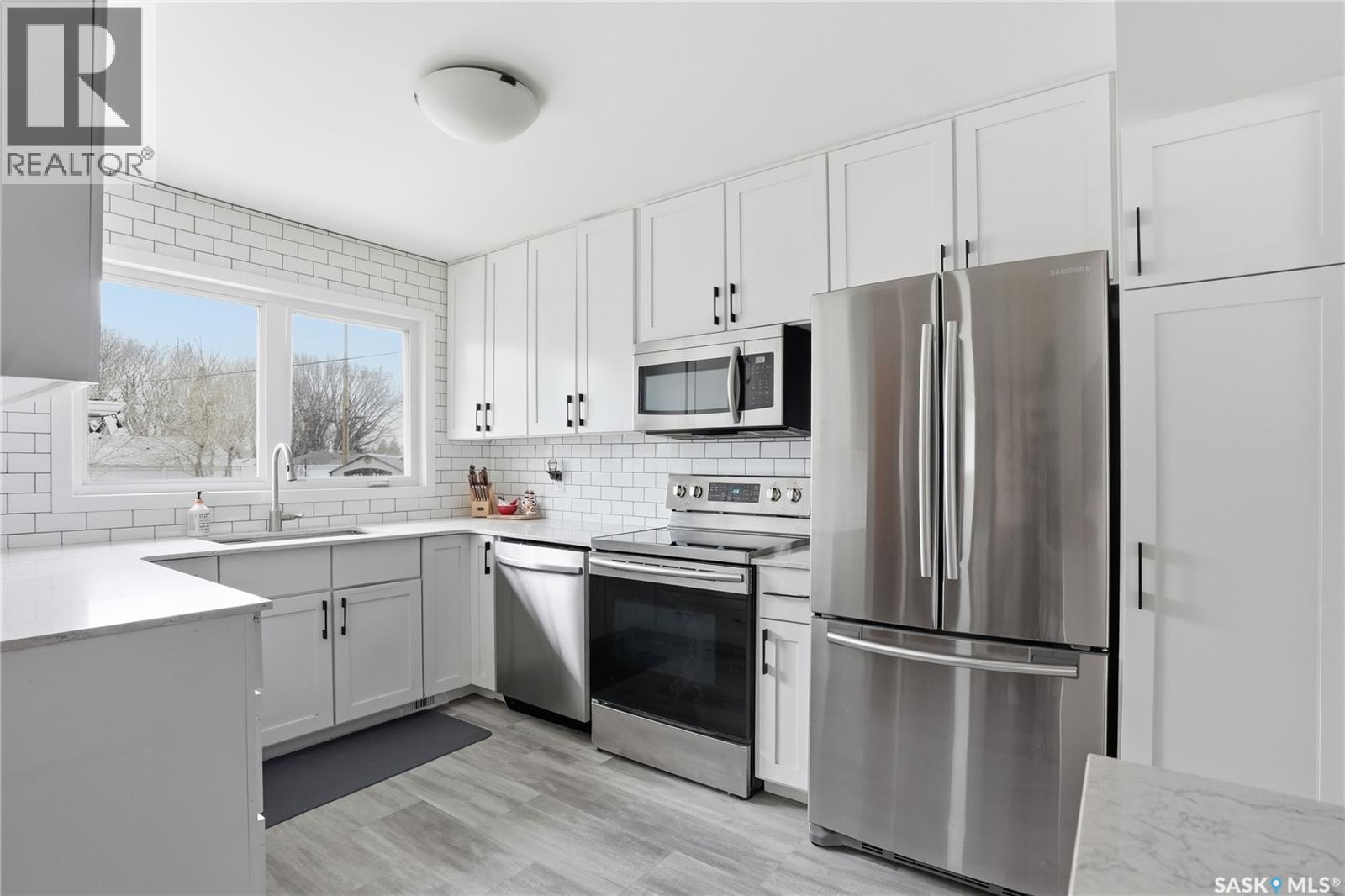 15 Stewart Avenue, Saskatoon, SK - Indoor Photo Showing Kitchen