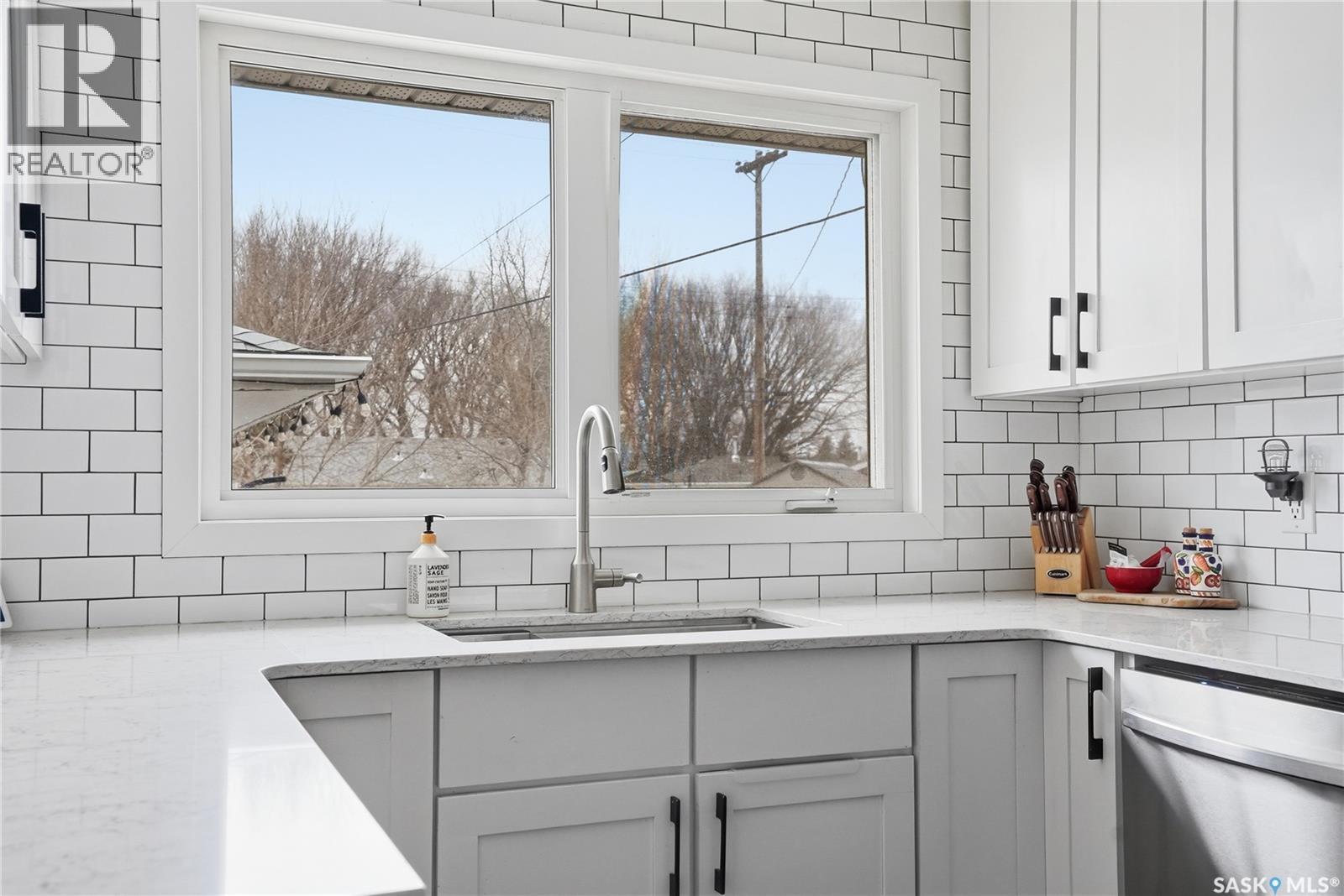 15 Stewart Avenue, Saskatoon, SK - Indoor Photo Showing Kitchen