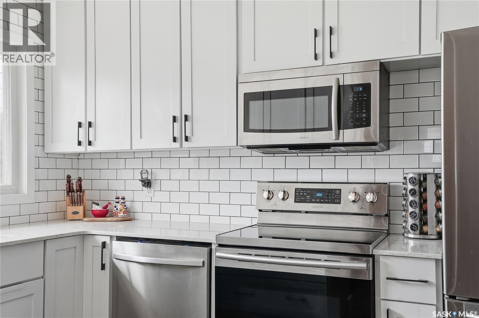 15 Stewart Avenue, Saskatoon, SK - Indoor Photo Showing Kitchen With Upgraded Kitchen