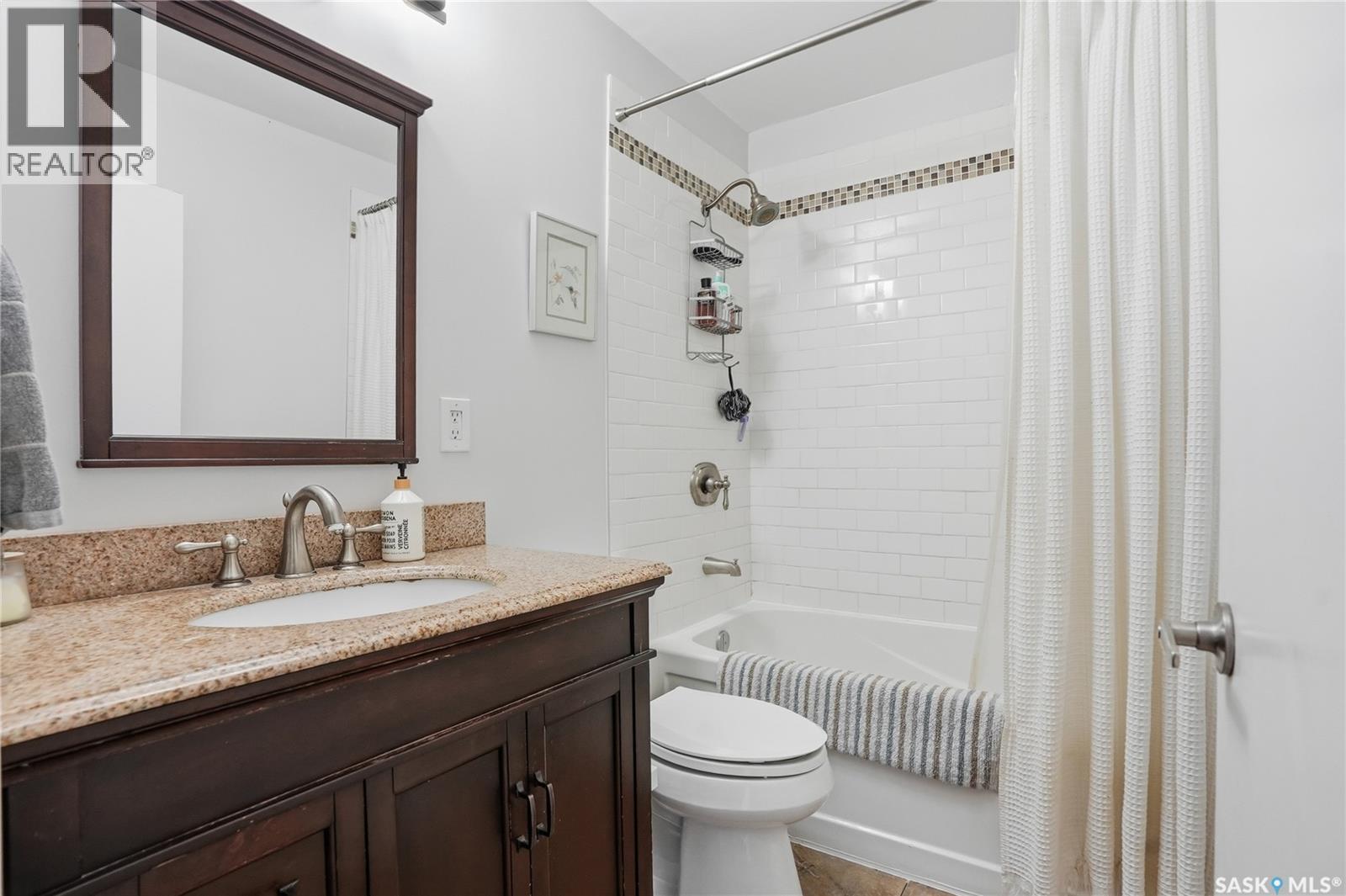 15 Stewart Avenue, Saskatoon, SK - Indoor Photo Showing Bathroom