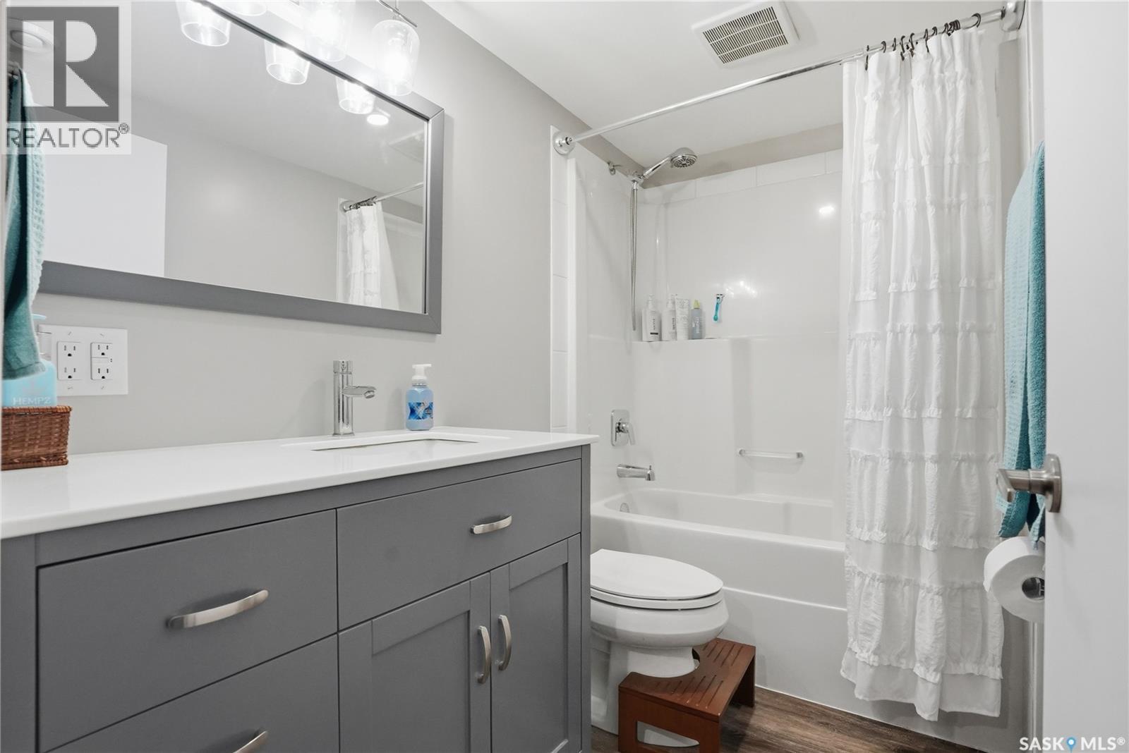 15 Stewart Avenue, Saskatoon, SK - Indoor Photo Showing Bathroom