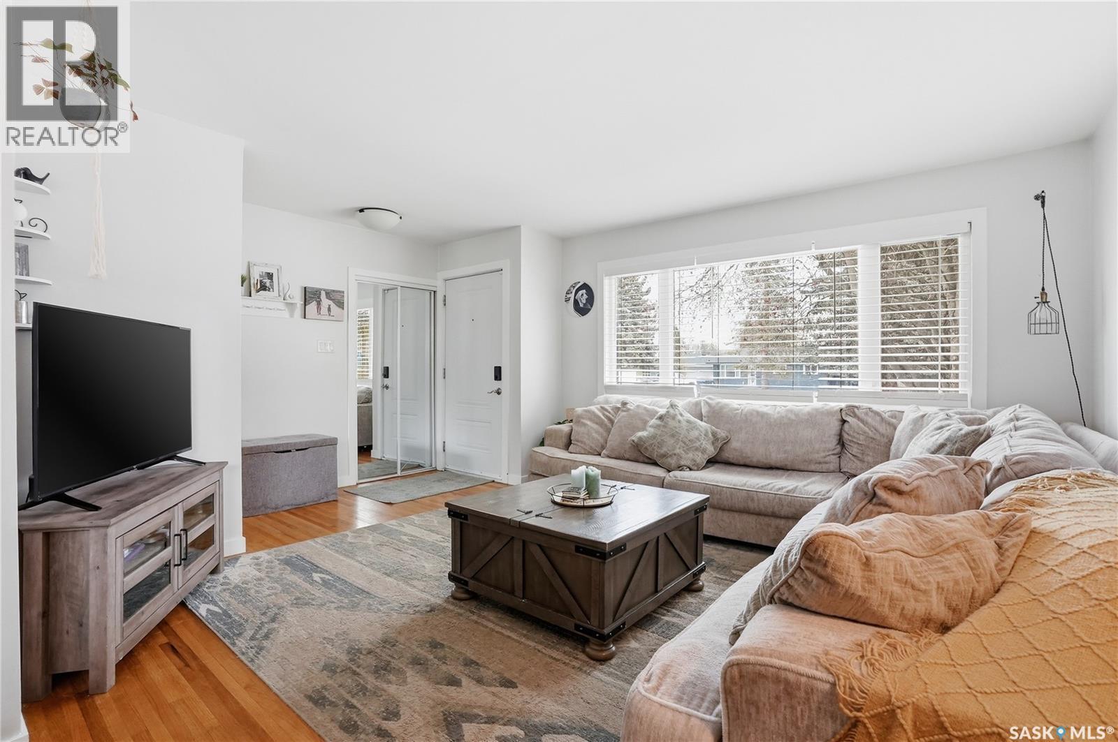 15 Stewart Avenue, Saskatoon, SK - Indoor Photo Showing Living Room
