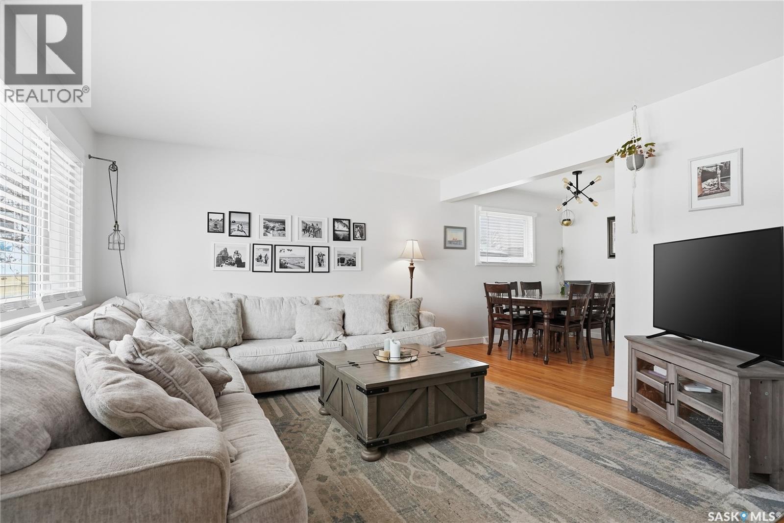 15 Stewart Avenue, Saskatoon, SK - Indoor Photo Showing Living Room
