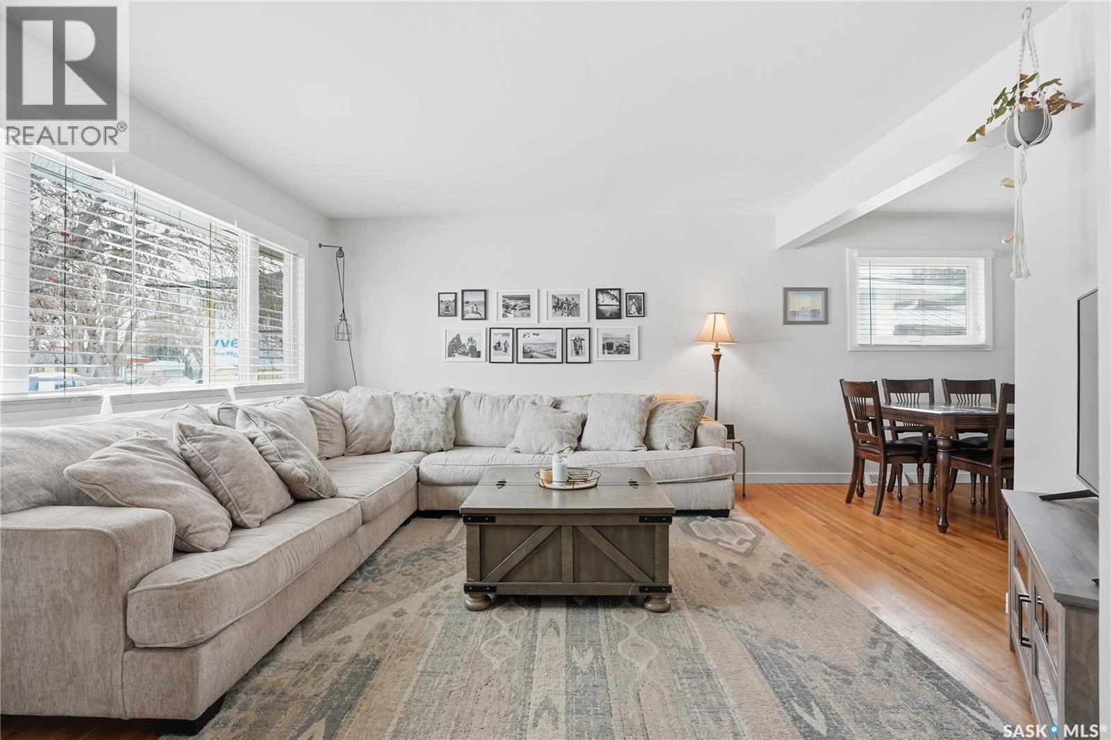15 Stewart Avenue, Saskatoon, SK - Indoor Photo Showing Living Room