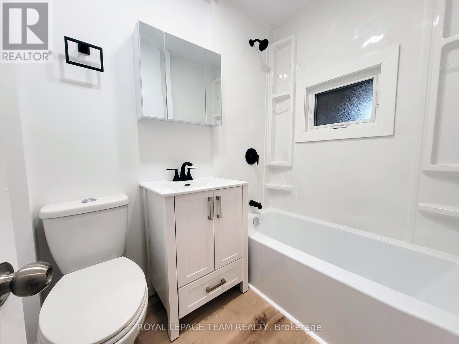 147 St Andrew Street, Ottawa, ON - Indoor Photo Showing Bathroom