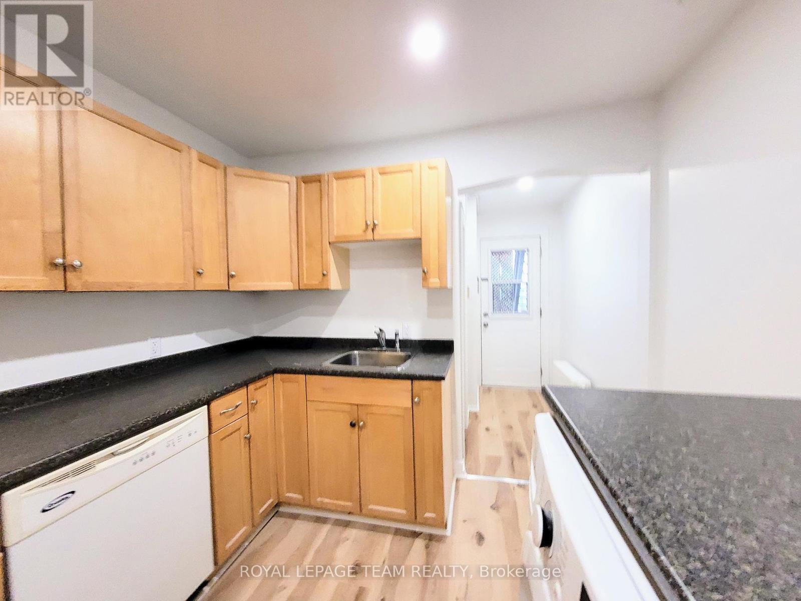 147 St Andrew Street, Ottawa, ON - Indoor Photo Showing Kitchen