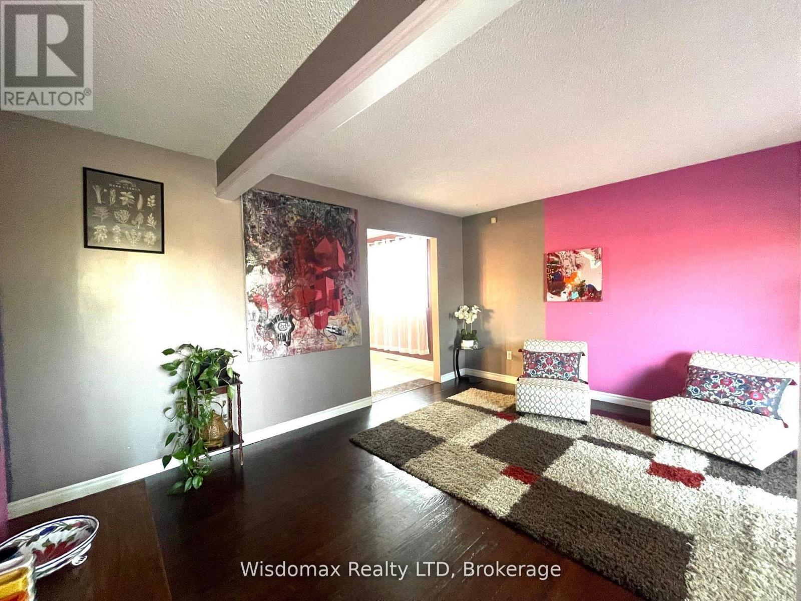 7 Greenmeadow Court, St. Catharines (Fairview), ON - Indoor Photo Showing Living Room