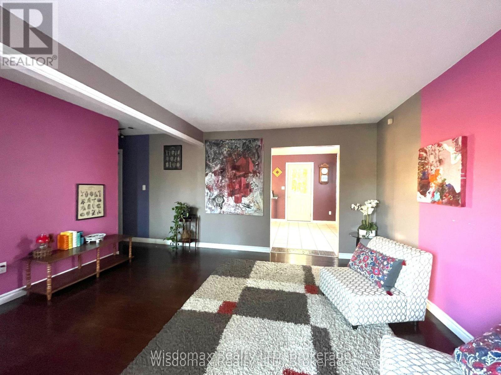 7 Greenmeadow Court, St. Catharines (Fairview), ON - Indoor Photo Showing Living Room
