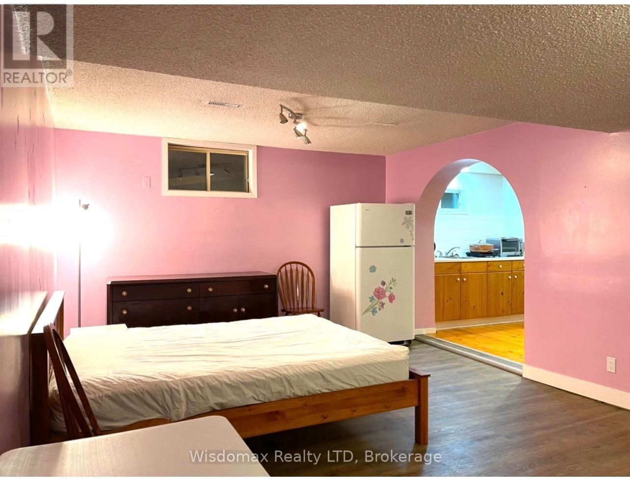 7 Greenmeadow Court, St. Catharines (Fairview), ON - Indoor Photo Showing Bedroom