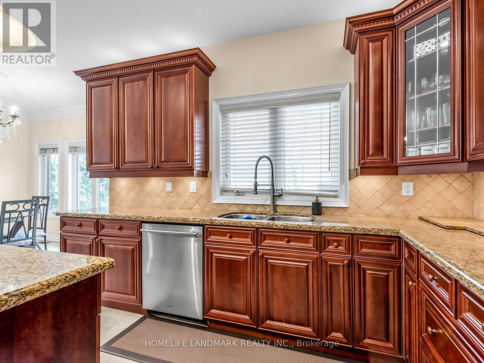 59 Black Walnut Crescent, Richmond Hill, ON - Indoor Photo Showing Kitchen With Double Sink