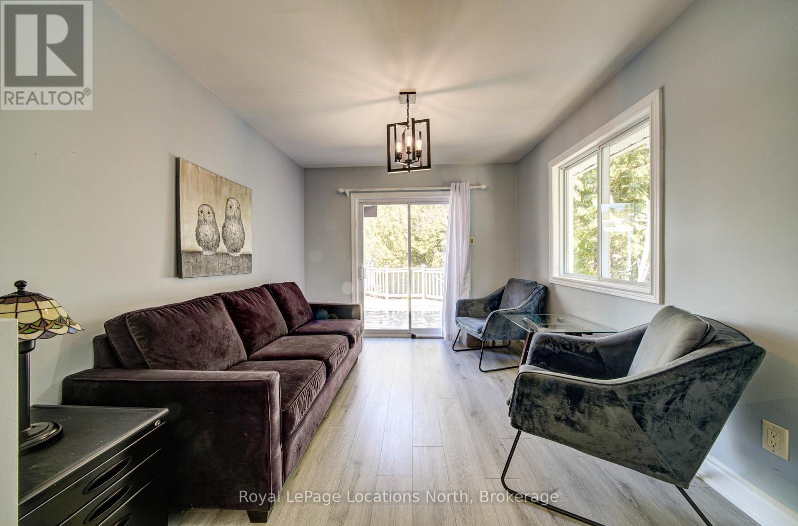 2 Maplewood Drive, Tiny, ON - Indoor Photo Showing Living Room