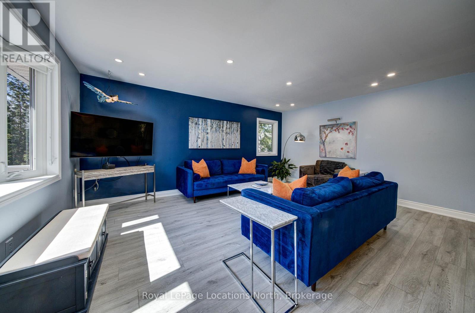 2 Maplewood Drive, Tiny, ON - Indoor Photo Showing Living Room