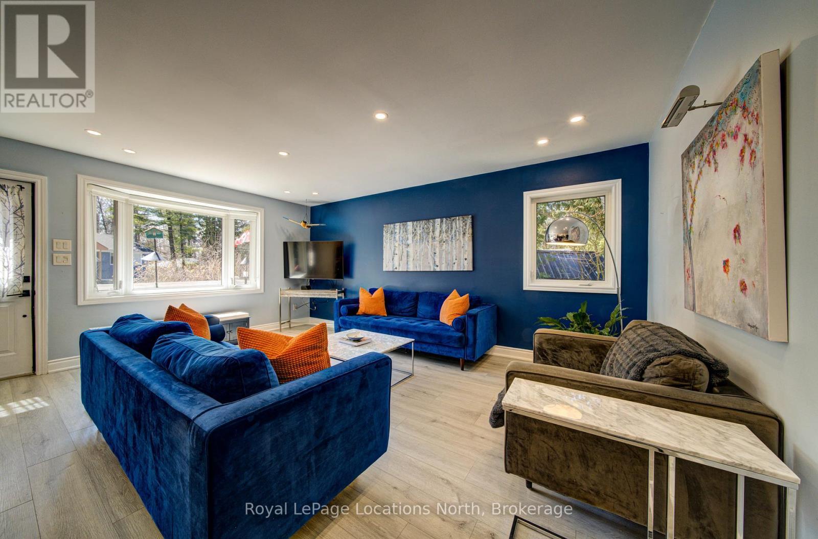 2 Maplewood Drive, Tiny, ON - Indoor Photo Showing Living Room