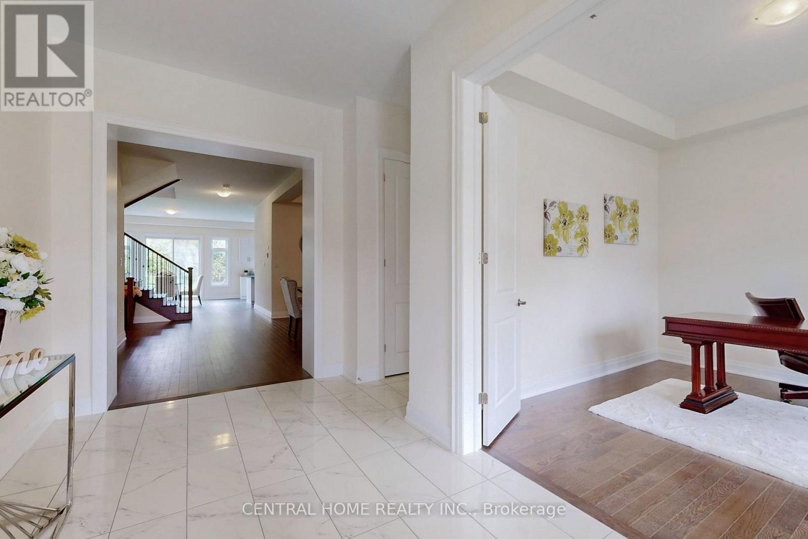 27 Upbound Court, East Gwillimbury, ON - Indoor Photo Showing Other Room