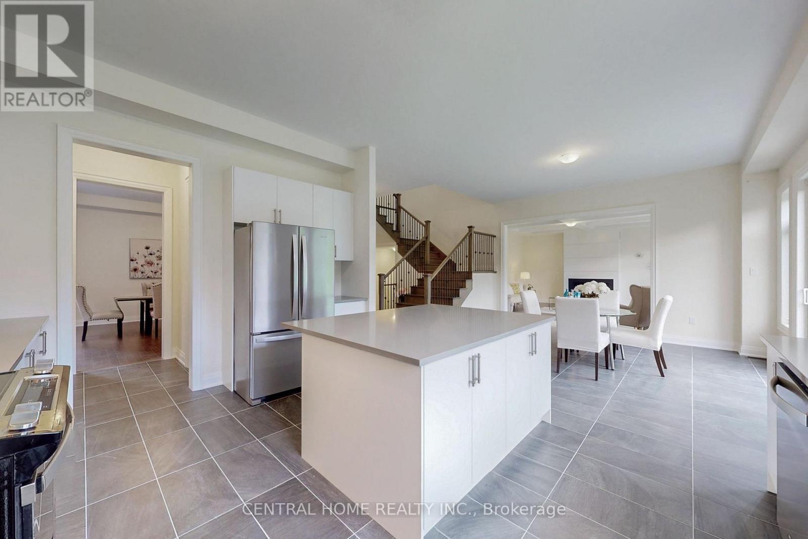 27 Upbound Court, East Gwillimbury, ON - Indoor Photo Showing Kitchen