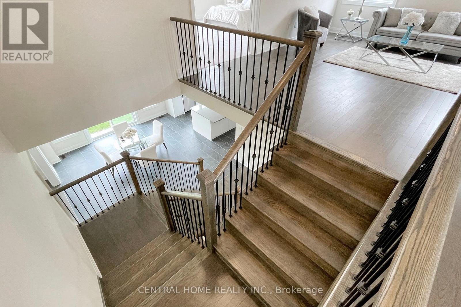 27 Upbound Court, East Gwillimbury, ON - Indoor Photo Showing Other Room