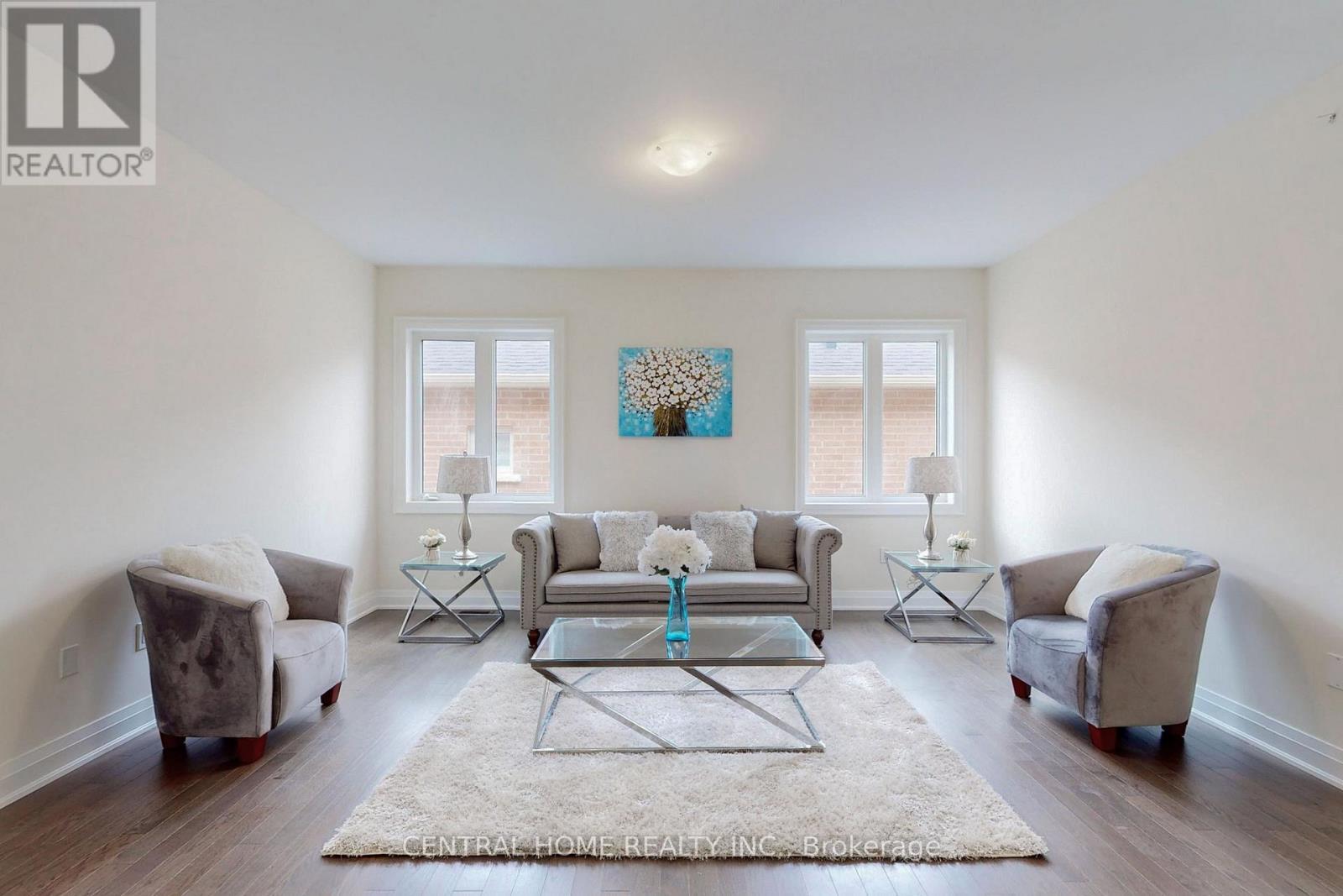27 Upbound Court, East Gwillimbury, ON - Indoor Photo Showing Living Room