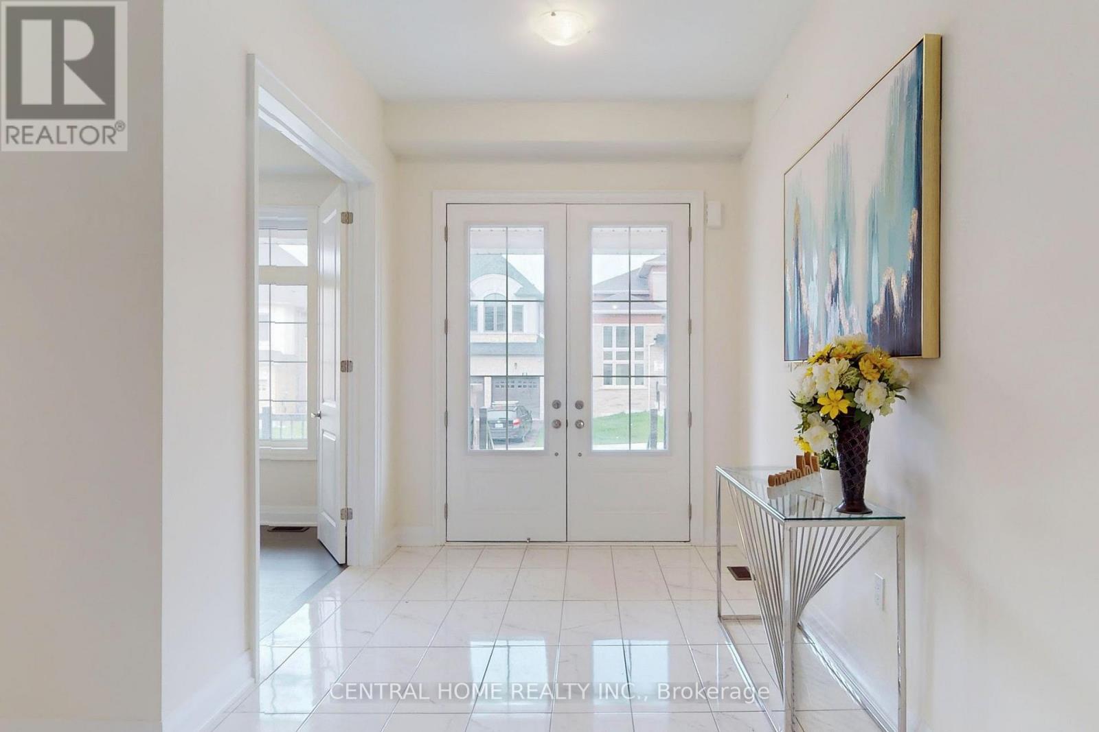 27 Upbound Court, East Gwillimbury, ON - Indoor Photo Showing Other Room