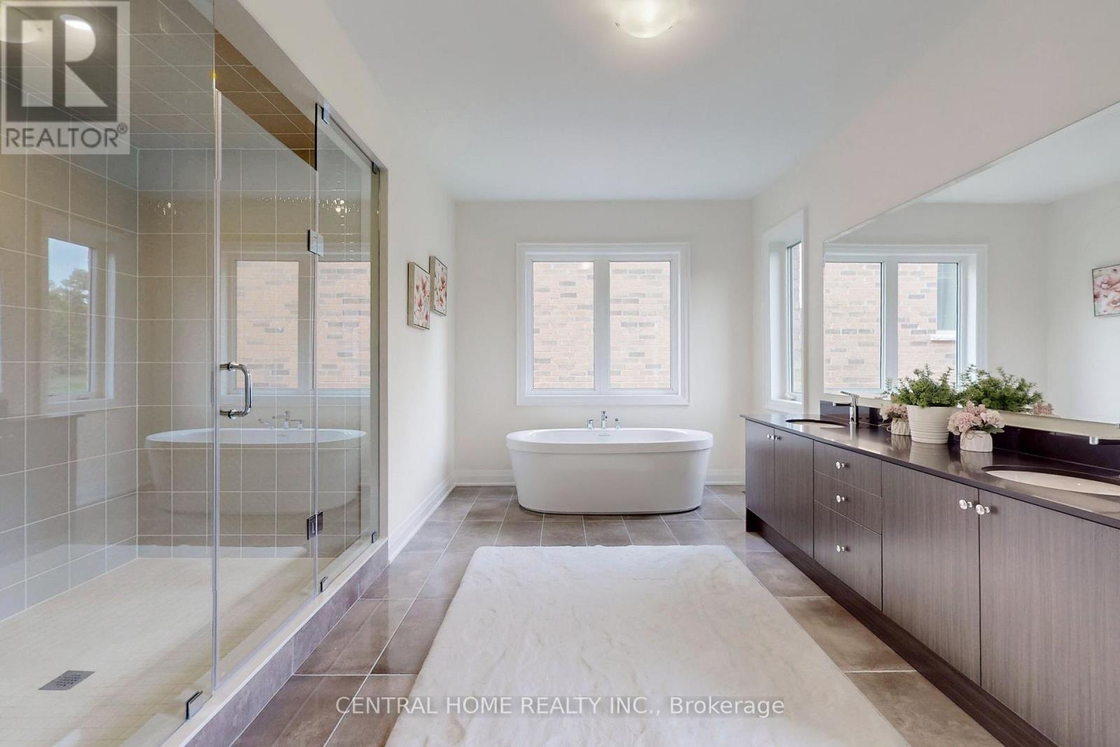 27 Upbound Court, East Gwillimbury, ON - Indoor Photo Showing Bathroom