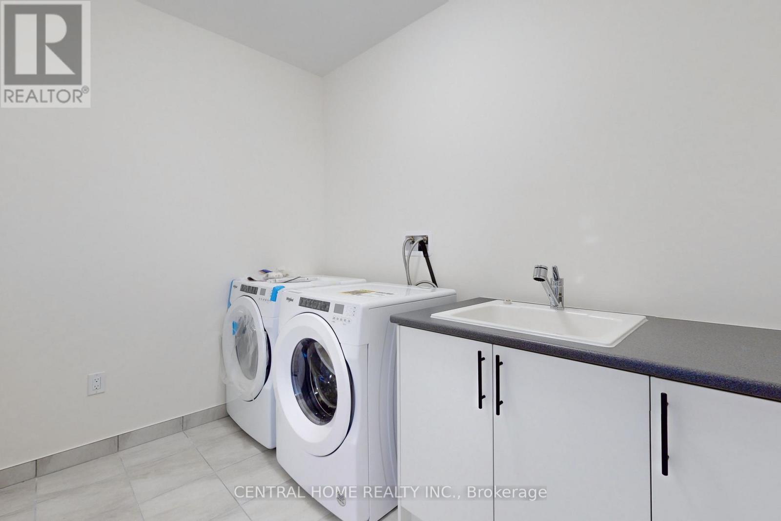 27 Upbound Court, East Gwillimbury, ON - Indoor Photo Showing Laundry Room