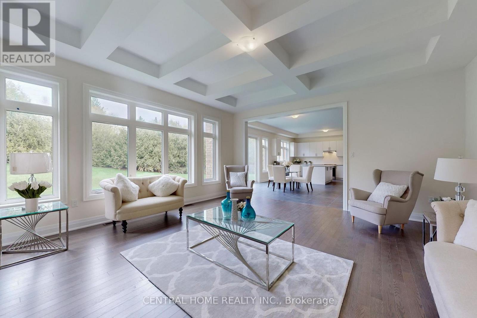 27 Upbound Court, East Gwillimbury, ON - Indoor Photo Showing Living Room