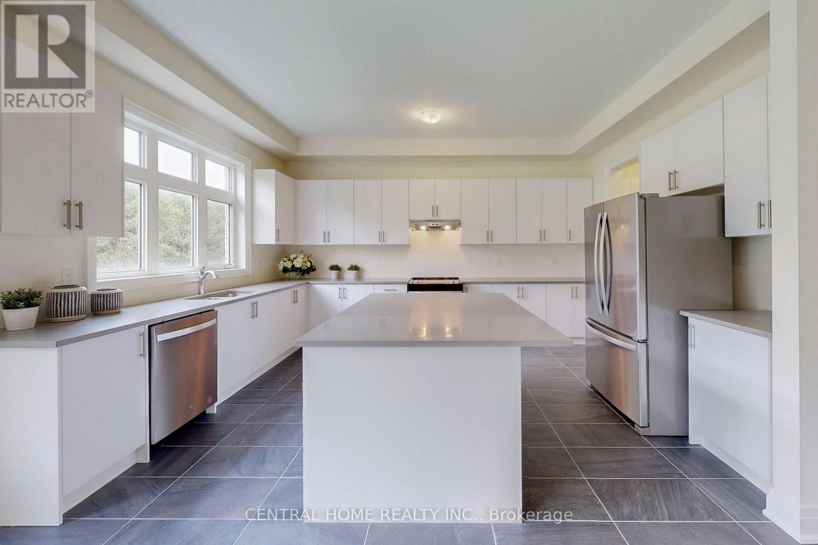 27 Upbound Court, East Gwillimbury, ON - Indoor Photo Showing Kitchen With Upgraded Kitchen