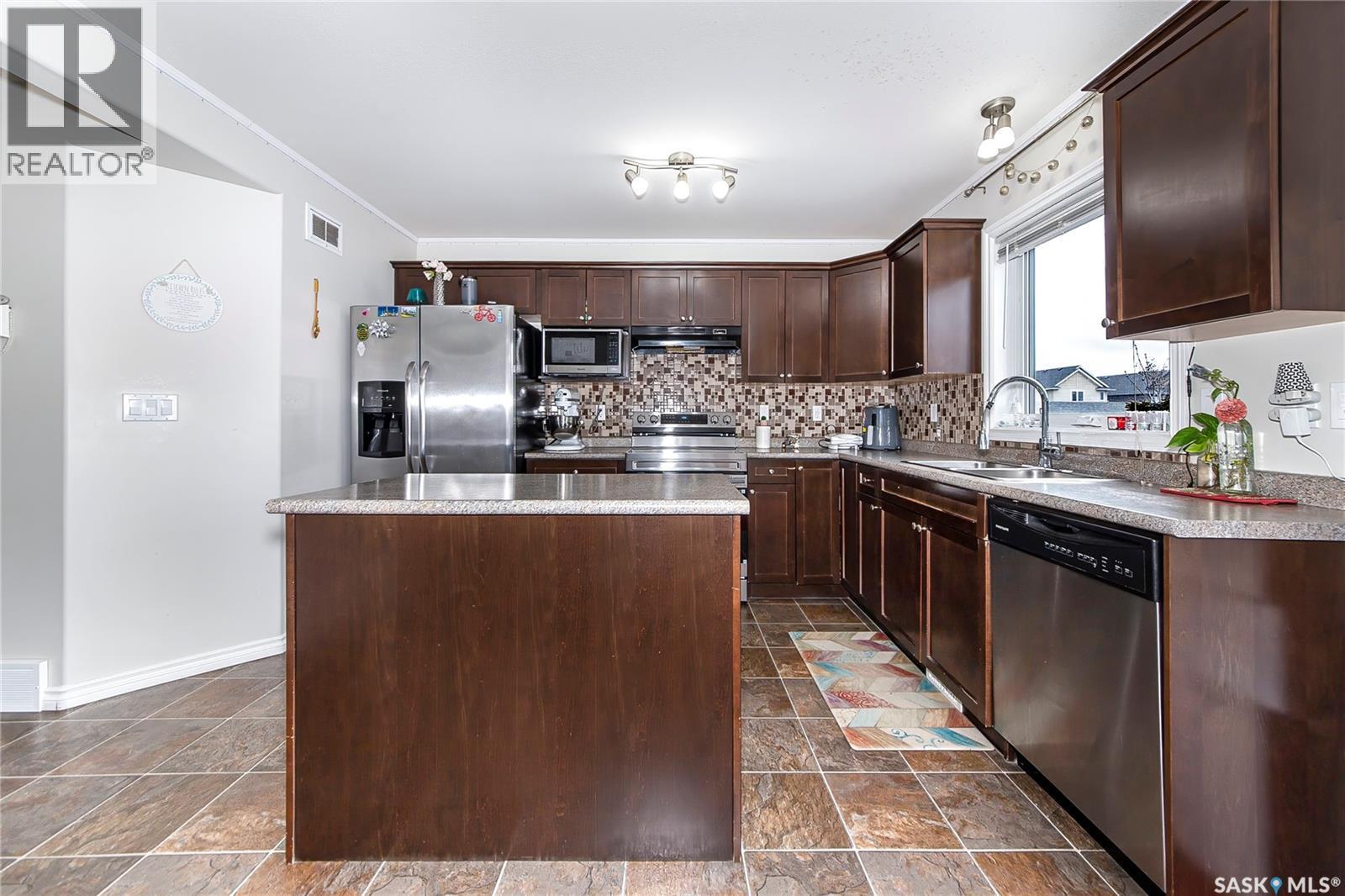 515 Coad Crescent, Saskatoon, SK - Indoor Photo Showing Kitchen With Double Sink