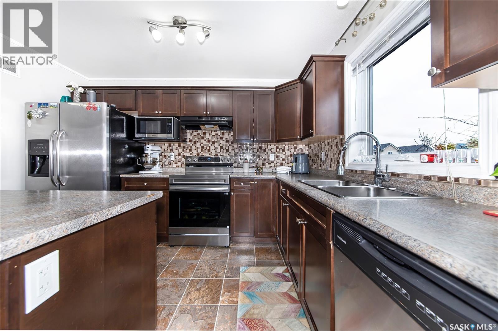 515 Coad Crescent, Saskatoon, SK - Indoor Photo Showing Kitchen With Stainless Steel Kitchen With Double Sink With Upgraded Kitchen